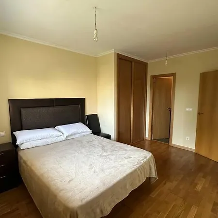 Amplio Piso Con Garaje Privado Y Piscina شقة